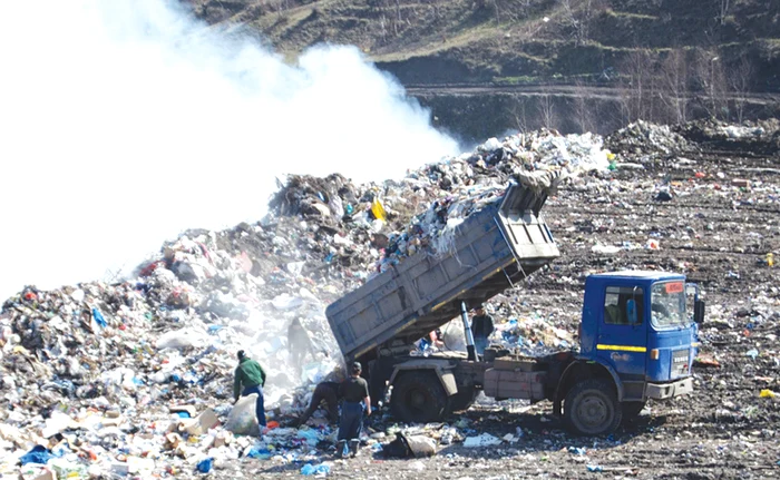 Haldina de gunoi fumegă toxic şi mirosul se simte puternic mai ales în cartierul Govândari