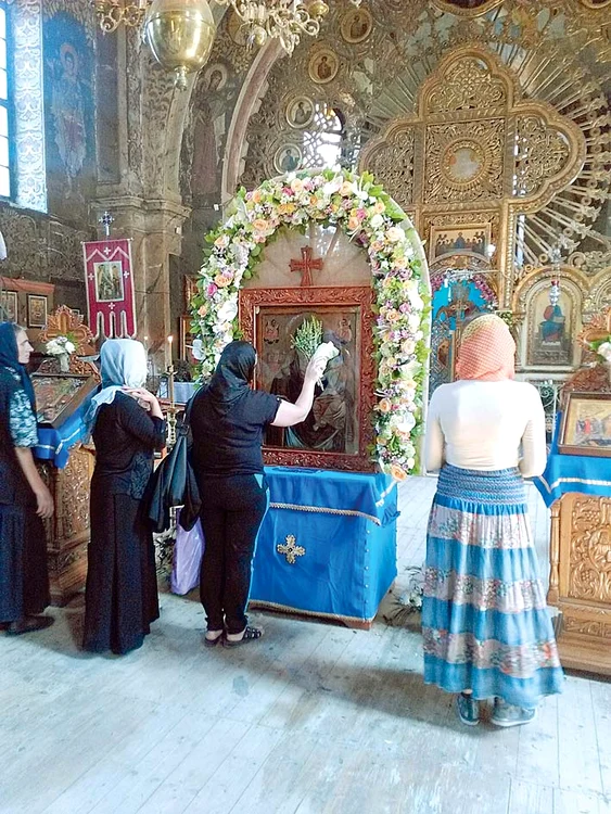 Rugăciuni în faţa icoanei Maicii Domnului, de la Nicula