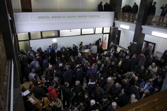 Sute de persoane la ICCJ. Au intervenit pompierii FOTO Inquam / Octav Ganea