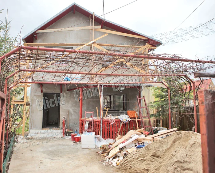 Aceasta este casa de vacanţă din Cornu  (jud. Prahova), unde se va muta  Victor Socaciu. Are cinci camere şi  o curte superbă, cu un foişor