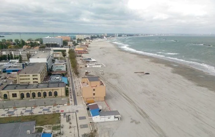 
    Tinerii sunt cei mai  încântaţi că pot sta  pe prosop la  marginea apei  