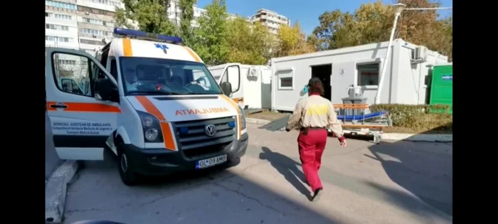 Ambulanţă, transformate în salon pentru pacienţi, sursa: C.M