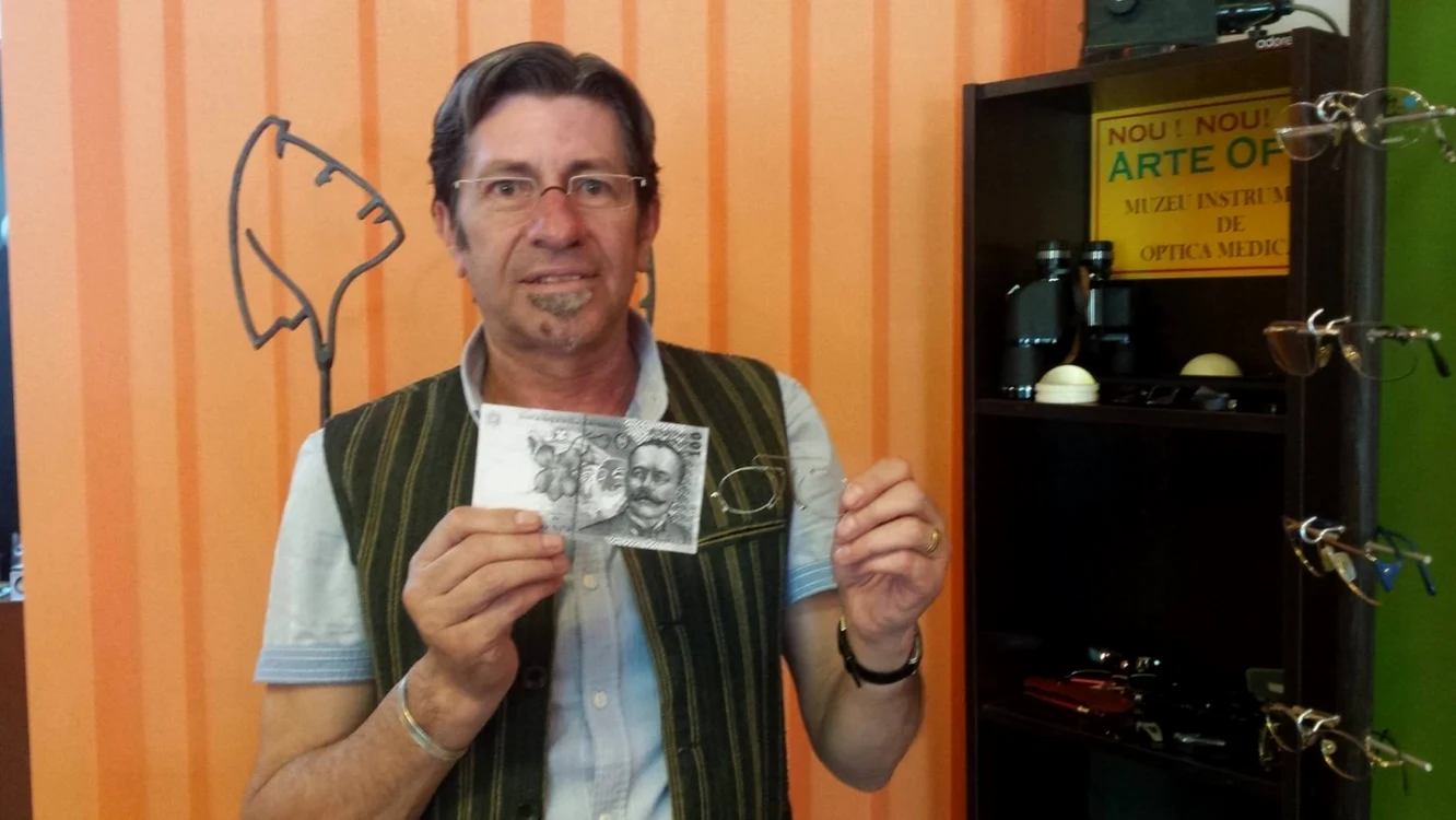 Alfred Kosar în magazinul său de optică medicală FOTO Ştefan Both