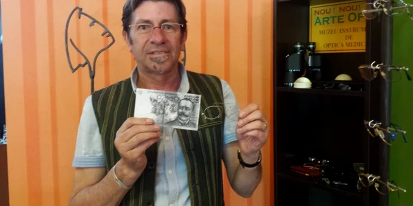 Alfred Kosar în magazinul său de optică medicală FOTO Ştefan Both