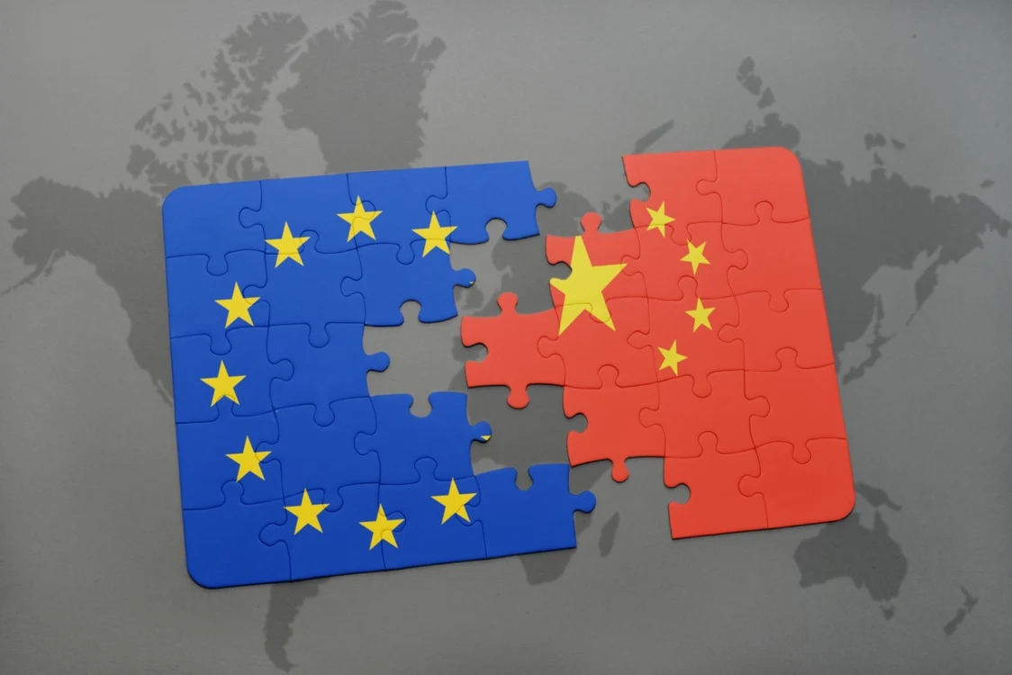 foto piese de puzzle cu drapelele UE și Chinei