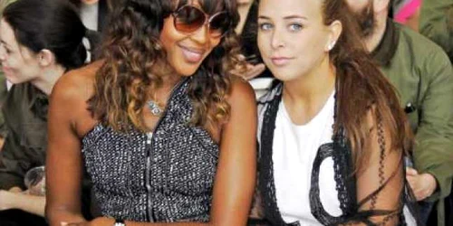 Naomi Campbell (stânga), prezentă la London Fashion Week