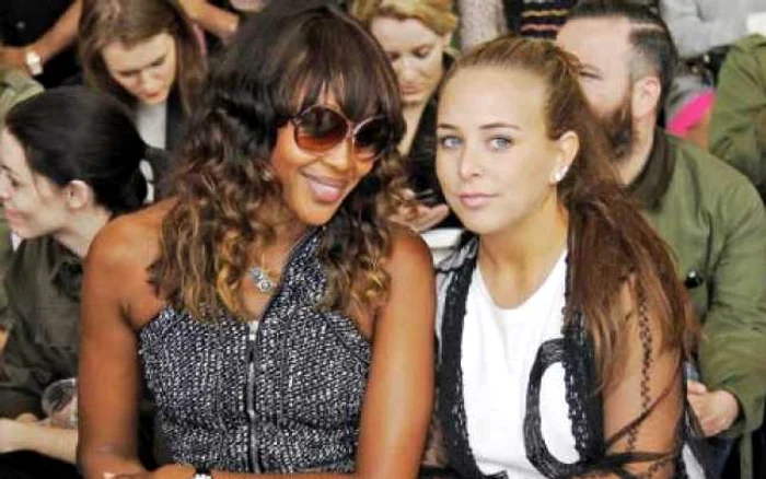 Naomi Campbell (stânga), prezentă la London Fashion Week