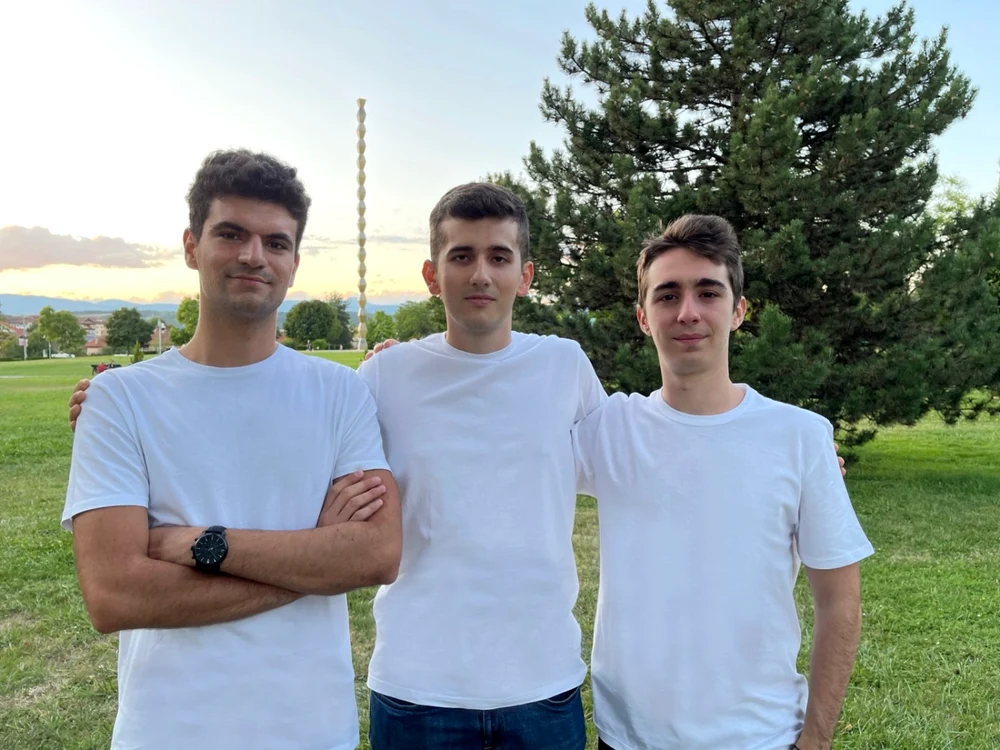 Studenţii  Vlad, Ionuţ şi Andrei au înfiinţat o firmă prin care vând şosete                          FOTO: socksy.ro