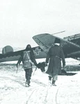 Echipajul unui avion de recunoaștere şi bombardament, Potez 63, se pregătește pentru o misiune fotografică deasupra Stalingradului, iarna anului 1942 (foto: Colecția personală Valeriu Avram)