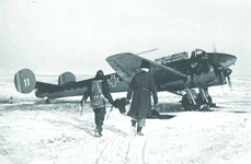 Echipajul unui avion de recunoaștere şi bombardament, Potez 63, se pregătește pentru o misiune fotografică deasupra Stalingradului, iarna anului 1942 (foto: Colecția personală Valeriu Avram)