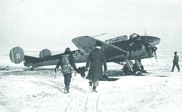 Echipajul unui avion de recunoaștere şi bombardament, Potez 63, se pregătește pentru o misiune fotografică deasupra Stalingradului, iarna anului 1942