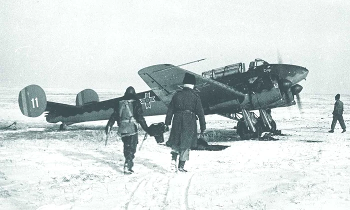 Echipajul unui avion de recunoaștere şi bombardament, Potez 63, se pregătește pentru o misiune fotografică deasupra Stalingradului, iarna anului 1942 (foto: Colecția personală Valeriu Avram)