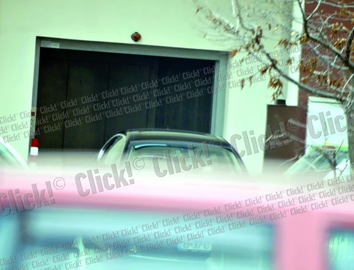 Maşina lui Liviu Vârciu, în faţa casei Adelinei Pestriţu.