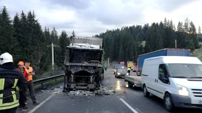 TIR-ul a fost cuprins de flăcări în Pasul Tihuţa, pe DN17, o zonă foarte aglomerată FOTO: Bianca Sara