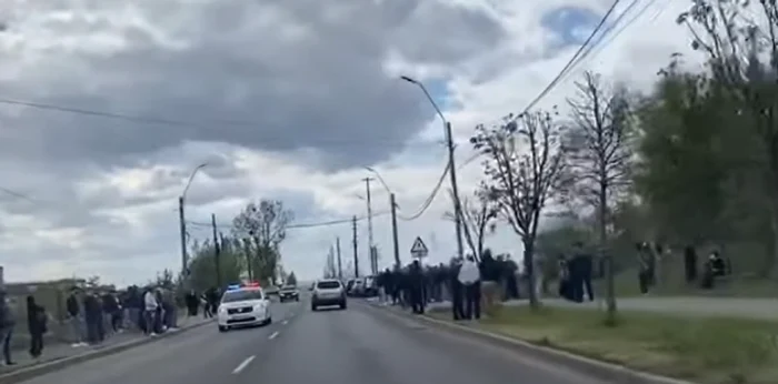 Zeci de persoane au asistat la slujba de înmormântare. FOTO: Captură video/Vasile Dale.ro