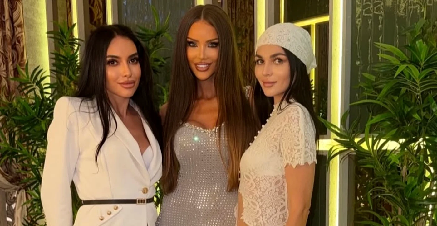 Bianca Drăgușanu și prietenele, la prezentarea lui Cătălin Botezatu foto: Instagram 
