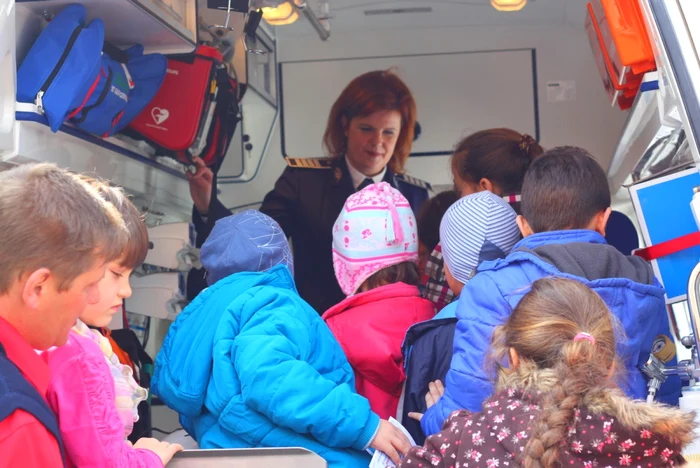 Copii au fost invitaţi să cunoască activitatea poliţiştilor. FOTO: Daniel Guţă. ADEVĂRUL.