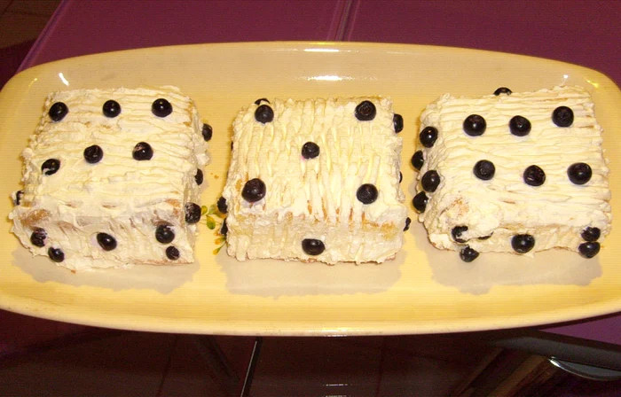 Zaruri cu frişcă şi afine