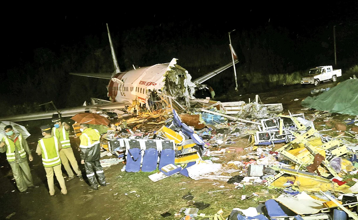 
    Avionul s-a făcut  praf la mijloc  