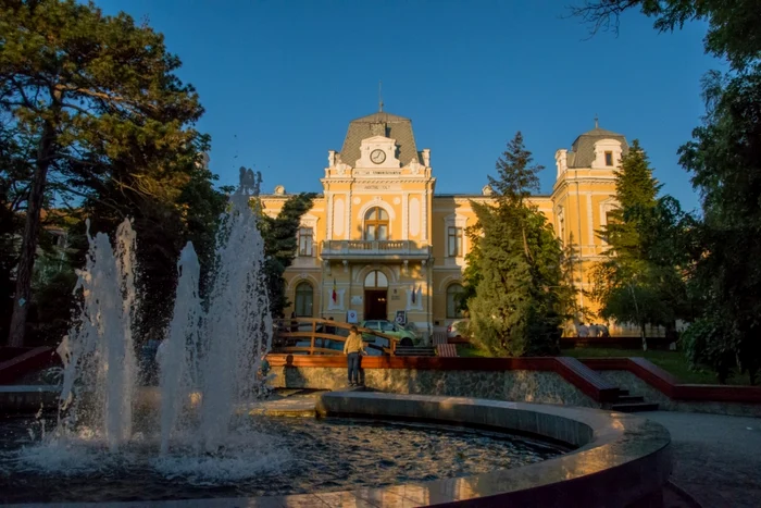 cladirea muzeul judetean olt in diferite epoci - sursa foto george pitulescu