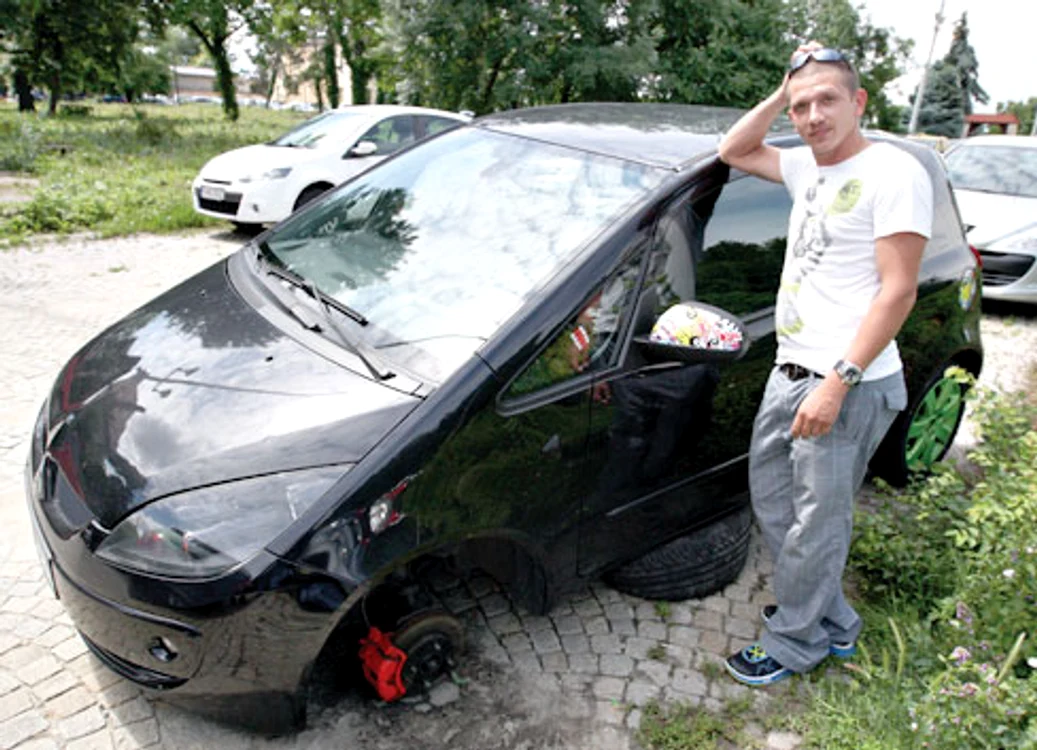 Ora 15.03 Groapa i-a distrus lui George una din roţile din faţă