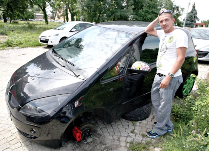Ora 15.03 Groapa i-a distrus lui George una din roţile din faţă