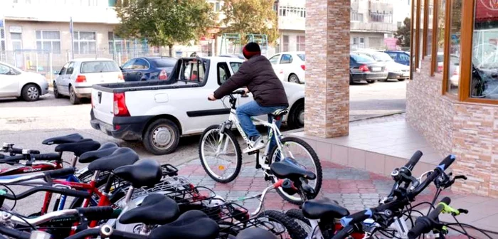 Ecologiştii le recomandă bucureştenilor să renunţe la maşina personală în schimbul bicicletei