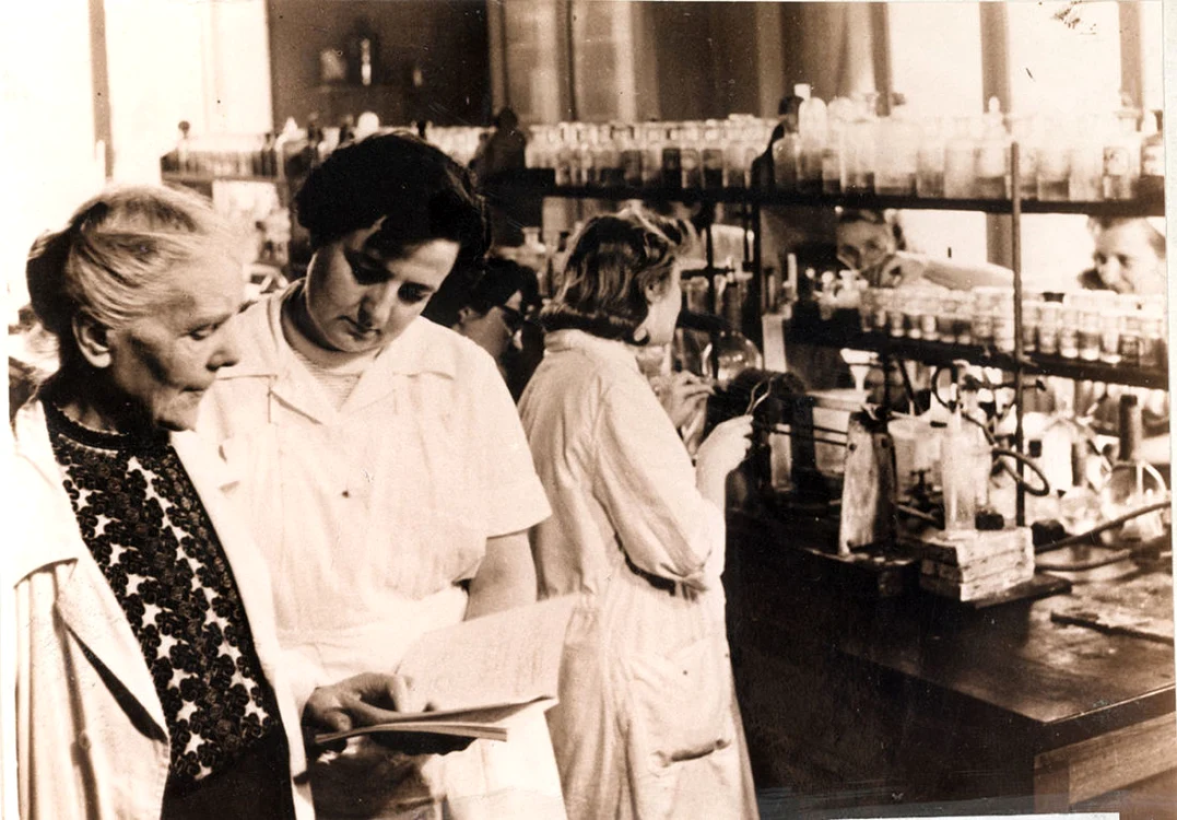 Elisa Leonida în laborator