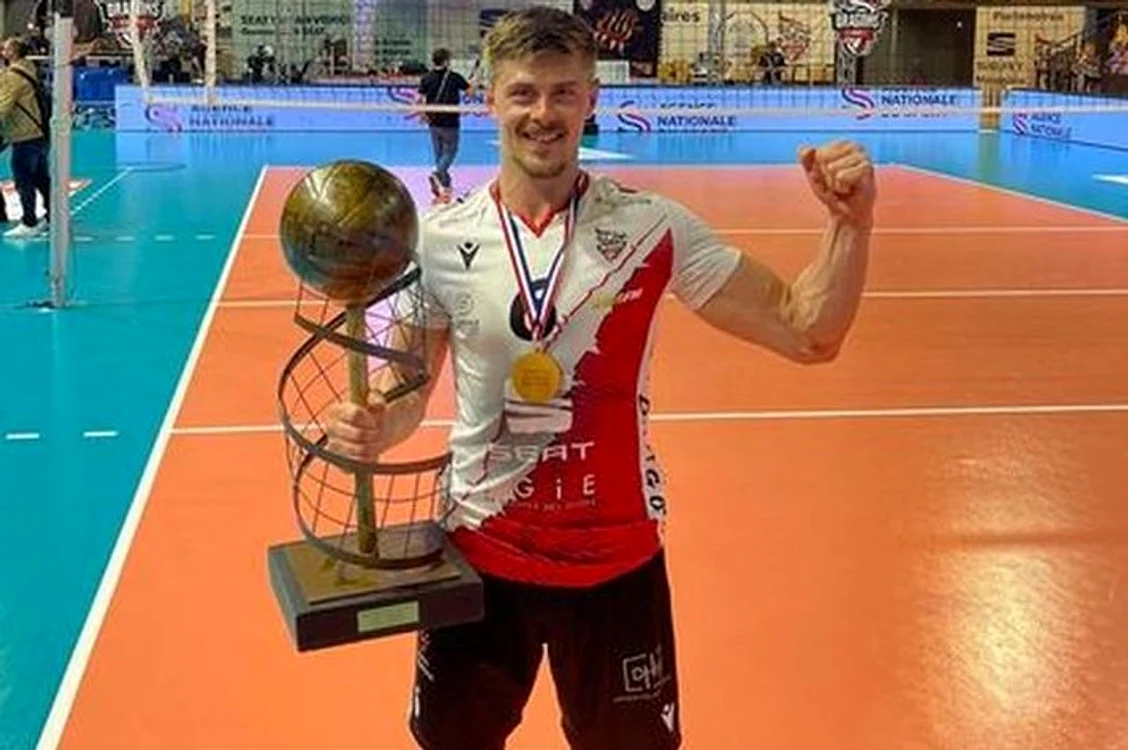 
    Adrian Aciobăniței cu trofeul de campion al FranțeiFOTO: Facebook  