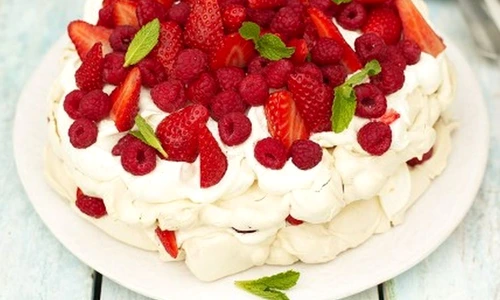 pavlova cu capsuni si zmeura jpeg