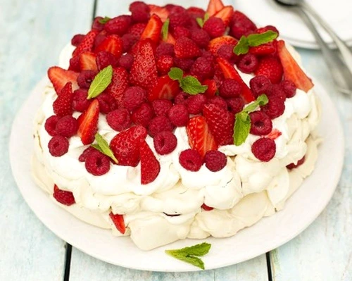 pavlova cu capsuni si zmeura jpeg