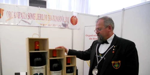 Somelierul Marian Timofti a prezentat sticlele de colecţie