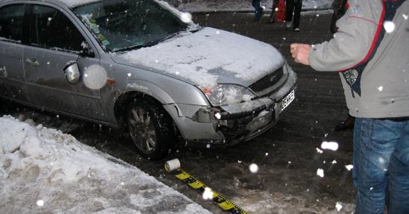 Impactul cu pietonii a dus la distrugerea spoilerului autoturismului