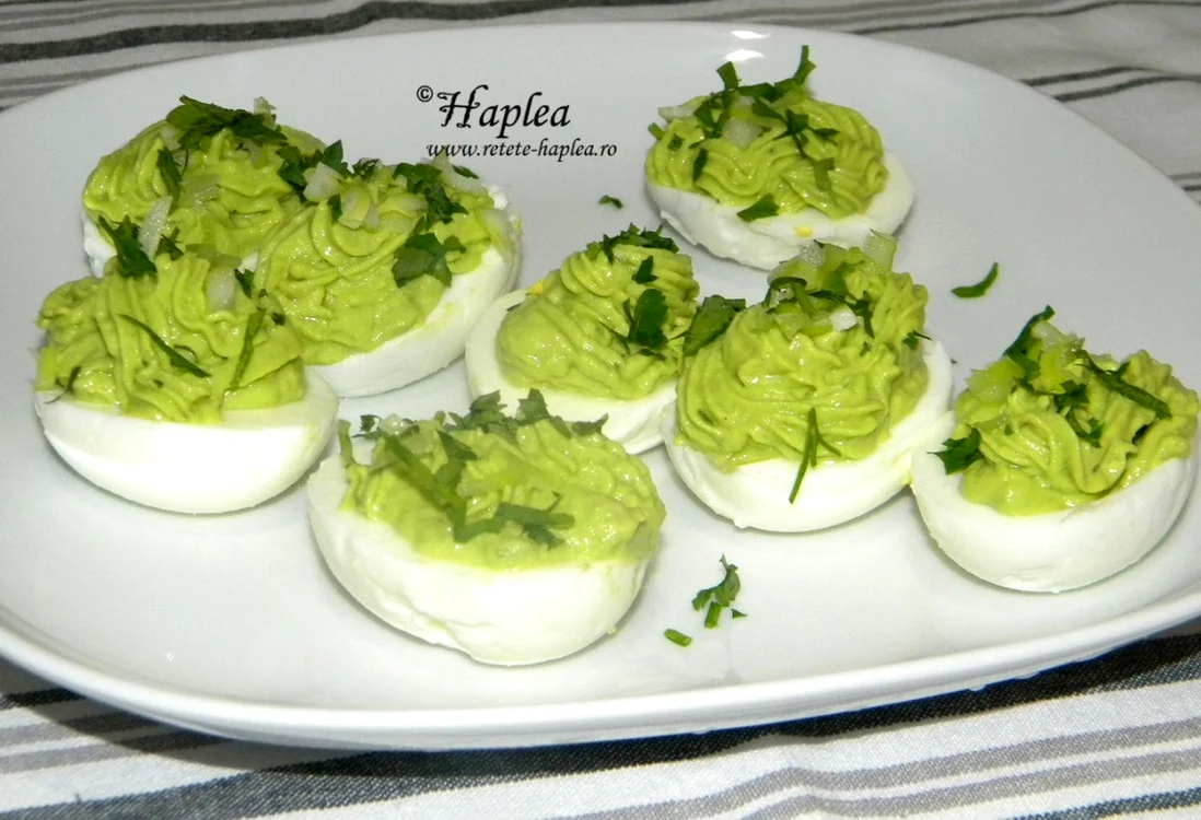 oua umplute cu pasta de avocado poza 4 jpeg
