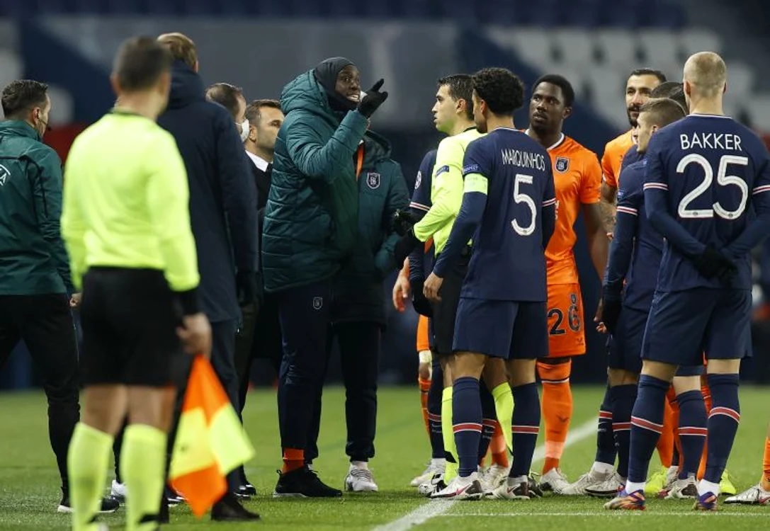 
    Arbitrul Ovidiu Hațegan a încercat degeaba să îi convingă pe turci că au auzit greșitFOTO: EPA  