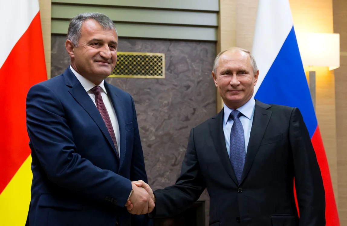 Președintele Osetiei de Sud, Alan Alborov, alături de Vladimir Putin FOTO X (Twitter)