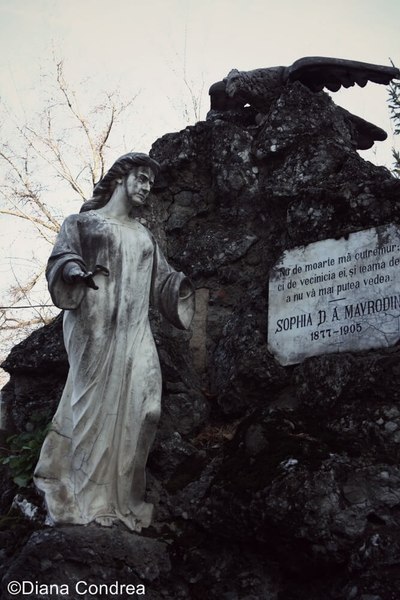 Misterul mormântului din Cimitirul Bellu care are o cruce din bucăți de stâncă
