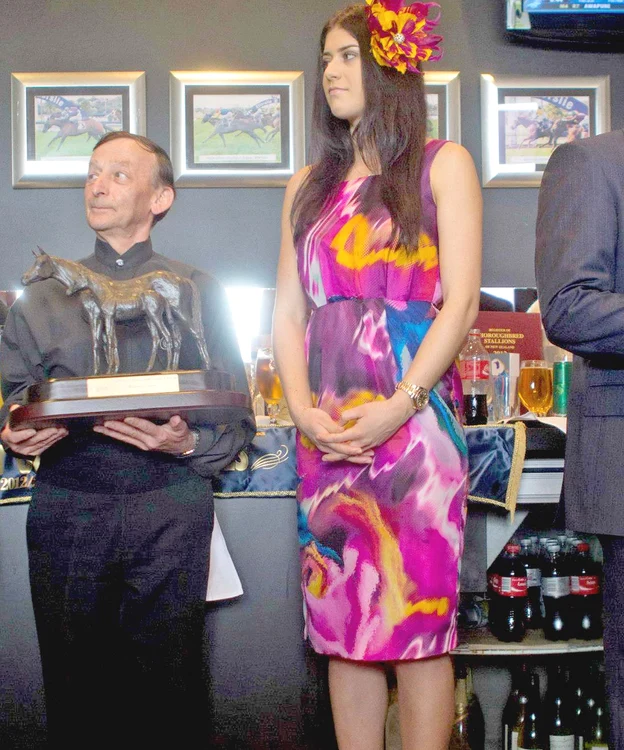 Sora Cârstea a renunţat pentru o zi la echipamentul sportiv îmbrăcând o rochie elegantă pentru gala la care a participat