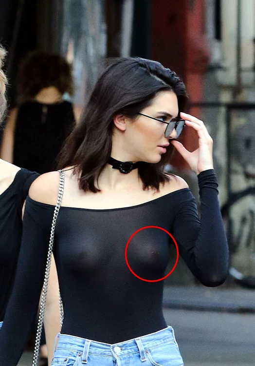 A dorit cu orice preț să i se vadă piercingul din sfârcuri 