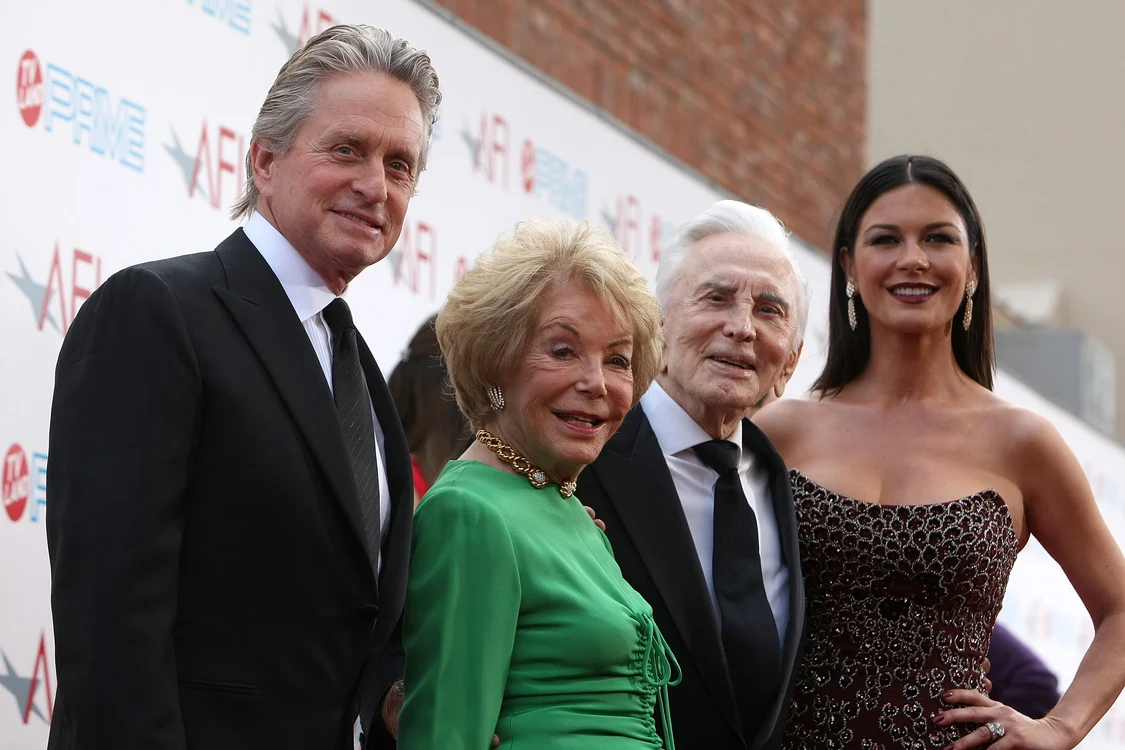 
    Michael Douglas, Anne Douglas, Kirk Douglas și Catherine Zeta-Jones, în anul 2009foto: GettyImages  