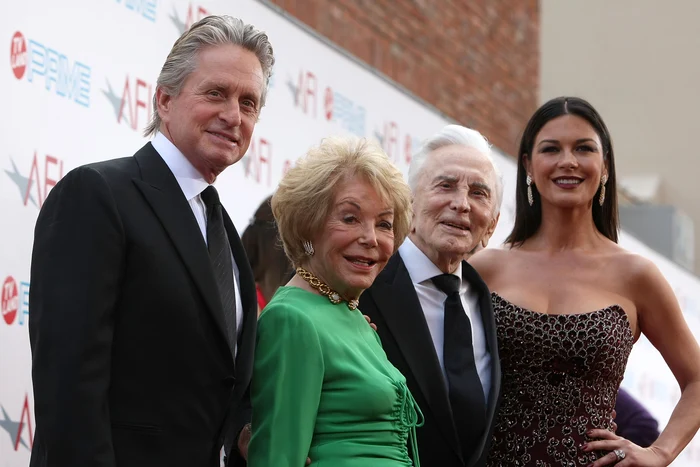 Michael Douglas, Anne Douglas, Kirk Douglas și Catherine Zeta-Jones, în anul 2009foto: GettyImages
