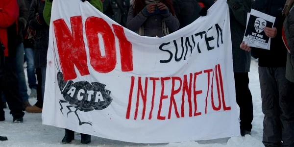 Tinerii au purtat lozinci şi au protestat la minus 15 grade