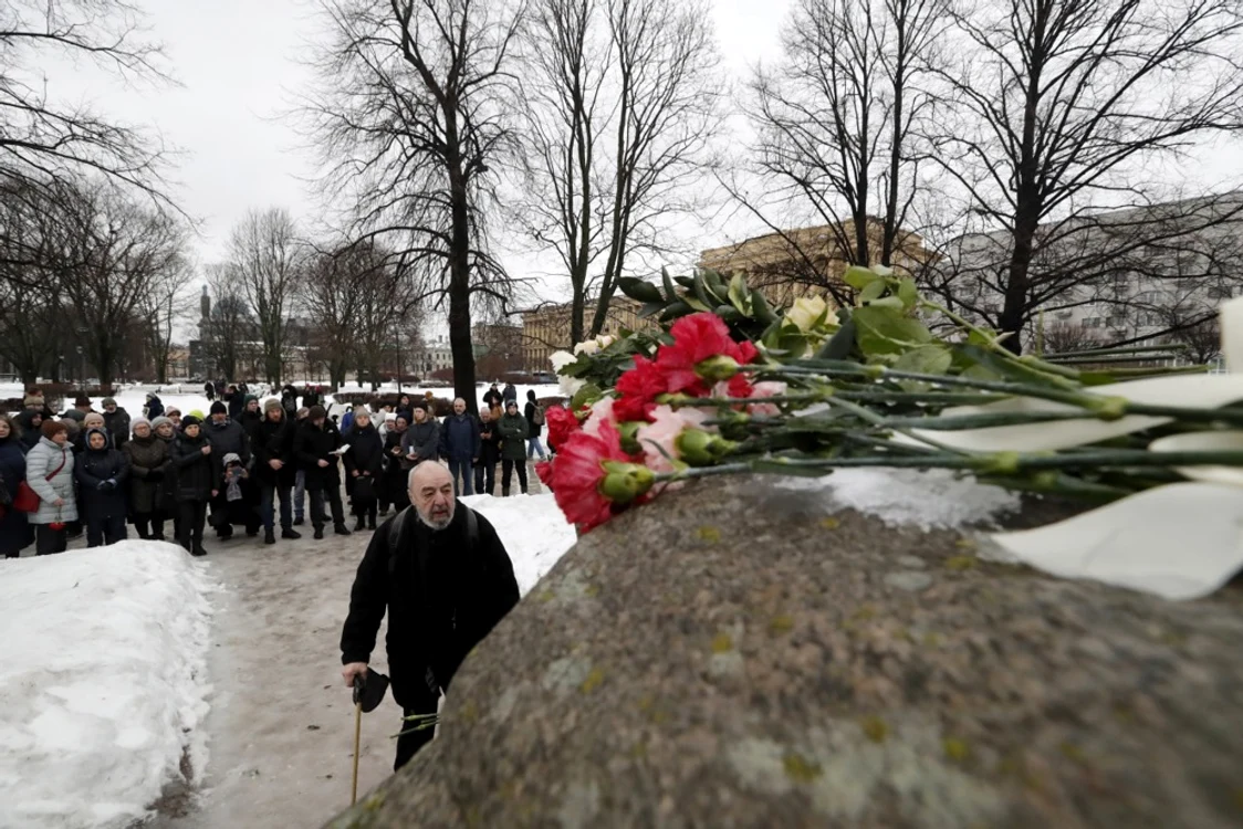 Rușii depun flori pentru Navalnîi la Sankt Petersburg FOTO EPA-EFE