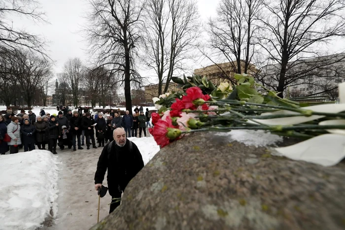 Rușii depun flori pentru Navalnîi la Sankt Petersburg FOTO EPA-EFE