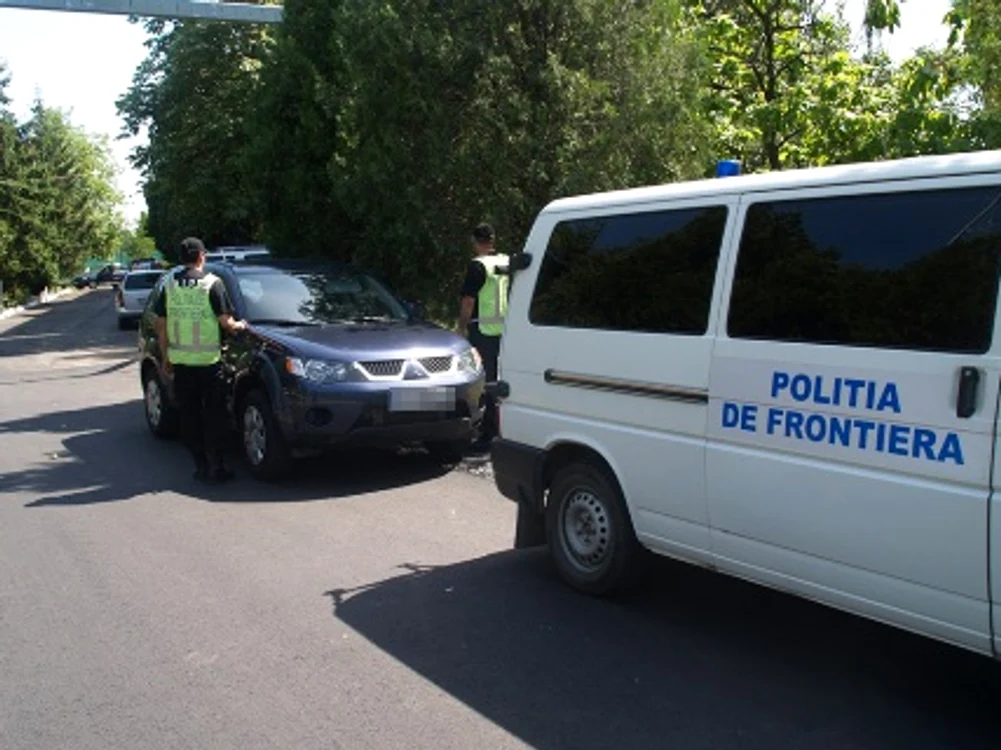 Arad: Un turc a vrut să treacă granița ascuns între banchetă și portbagaj