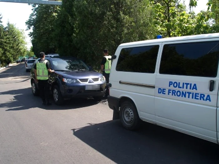 Arad: Un turc a vrut să treacă granița ascuns între banchetă și portbagaj