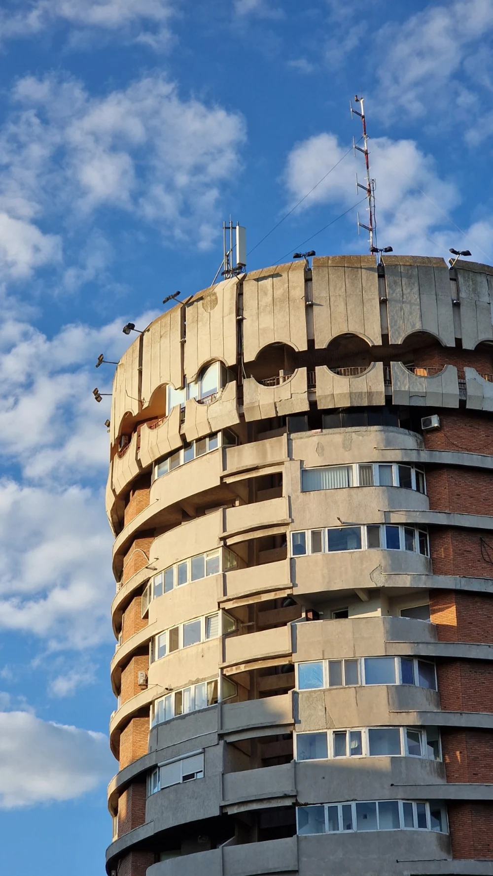 Povestea arhitectului care a proiectat „Blocul Creion“ din Constanța. „Să pui un bloc la doi-trei metri de altul mi se pare inacceptabil“