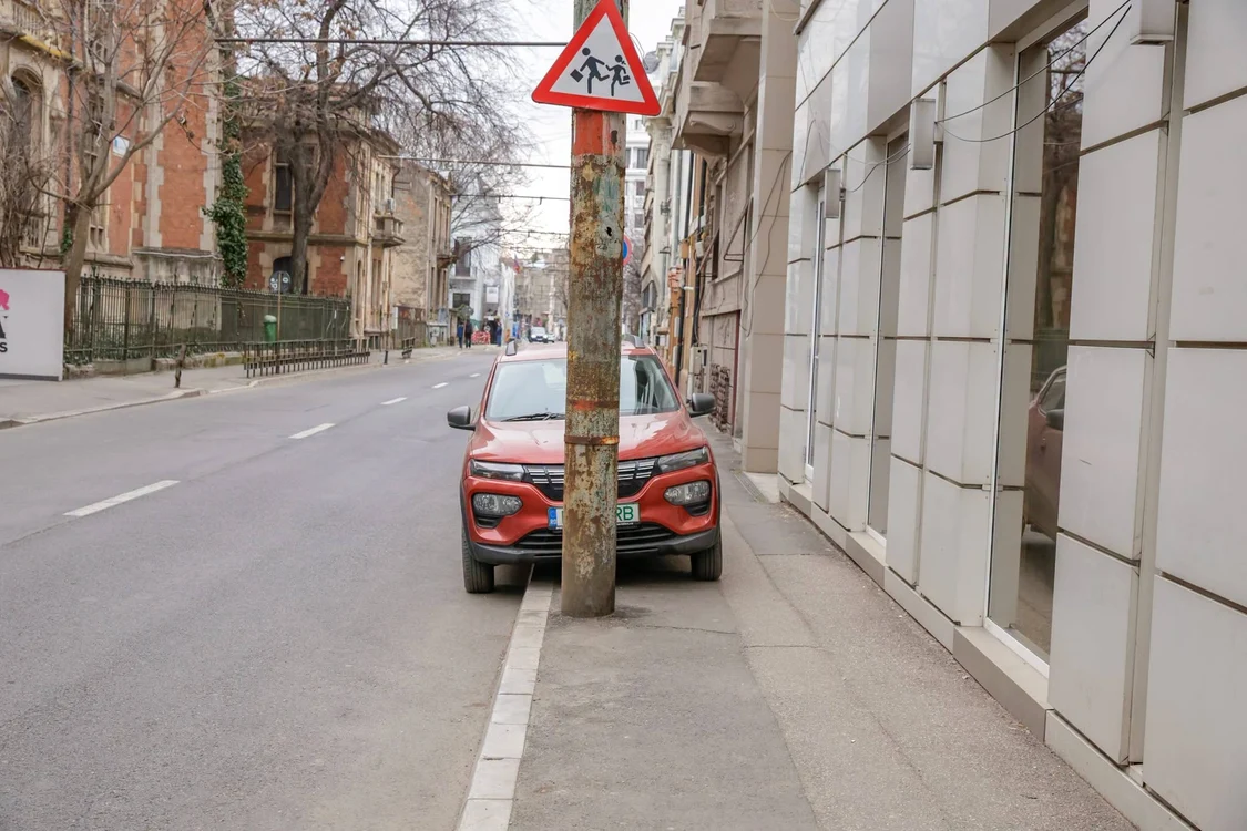 Primăria: Centrul Capitalei s-a transformat într-un „imens depozit de mașini”. FOTO: Facebook