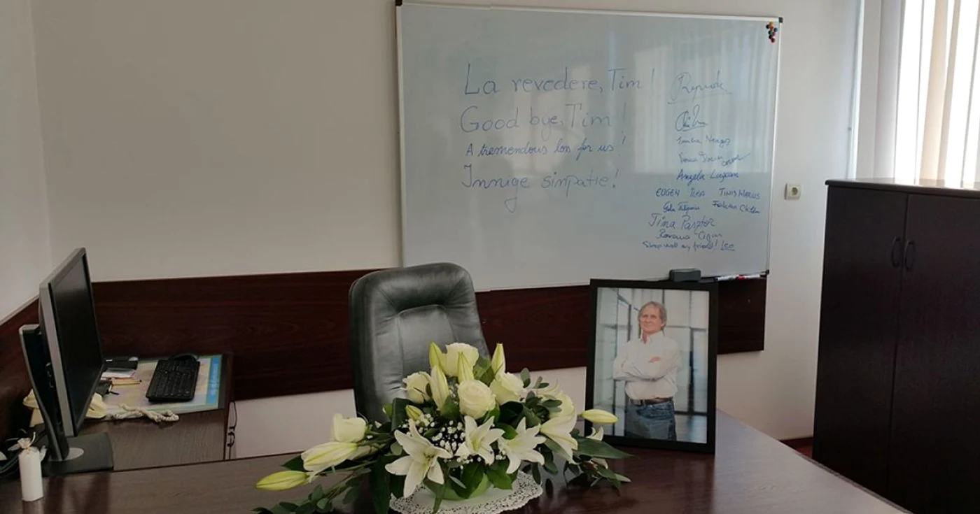 Colegii de la Rombat şi-au luat rămas bun de la Tim folosindu-se chiar de tabla din biroul său FOTO: Rombat