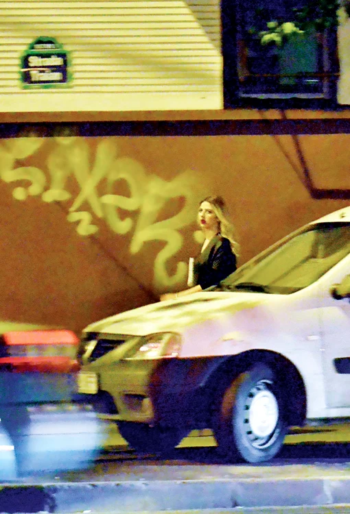 Lidia Buble a fost surprinsă intrând în acelaşi bloc cu câteva zile înainte